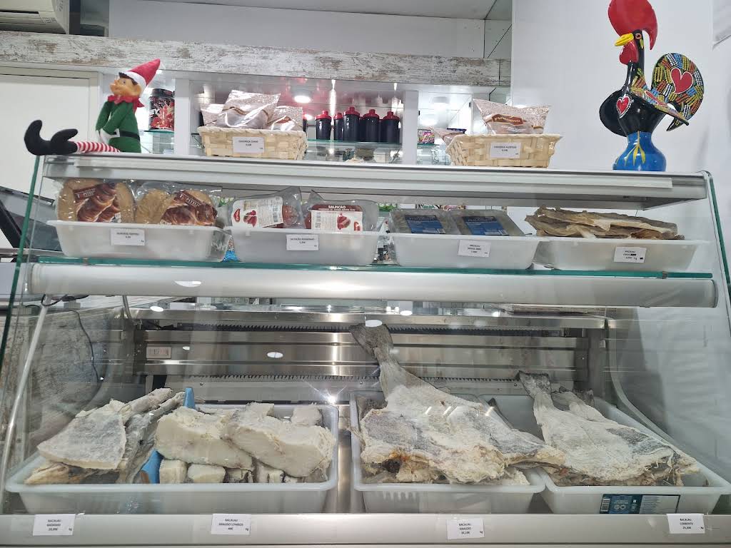 Interior de Bacallá Fit con la vitrina de bacalao y el gallo de cerámica portuguesa