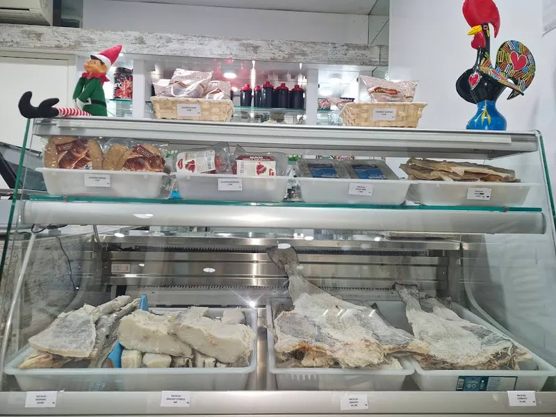 Interior de Bacallá Fit con la vitrina de bacalao